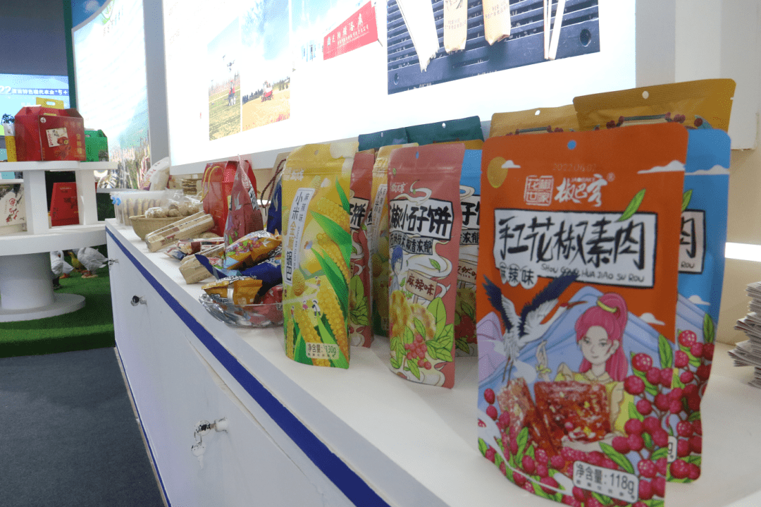 韓城六十余種特色農(nóng)副產(chǎn)品亮相第二十九屆楊凌農(nóng)高會，亢振峰周新強(qiáng)檢查展館銷售情況
