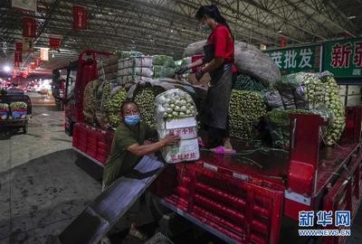 夜訪烏魯木齊“新聯(lián)市場” 燈火通明中的食品銷售圖景
