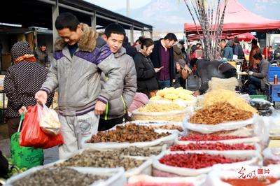 迎新春食品銷售紅火，佳節市場年味濃